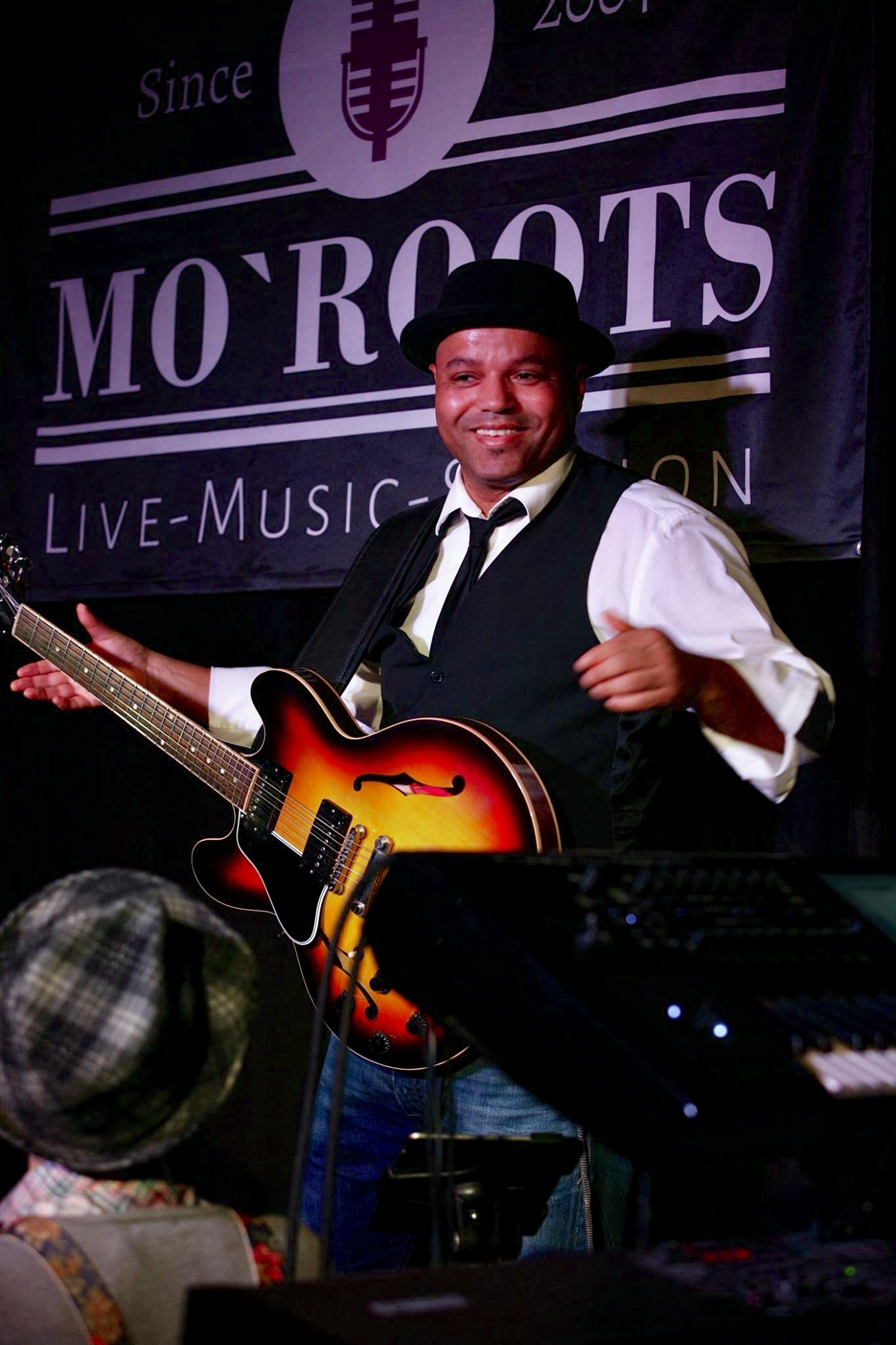 Gitarrist Ray Mahume